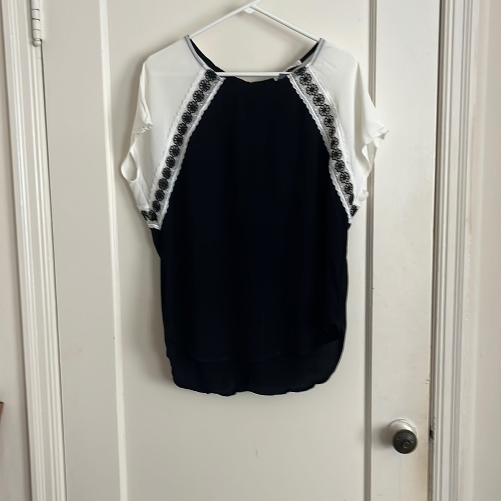 Elegant Potter's Pot Detailed Black and White Short Sleeve Blouse - Size XL